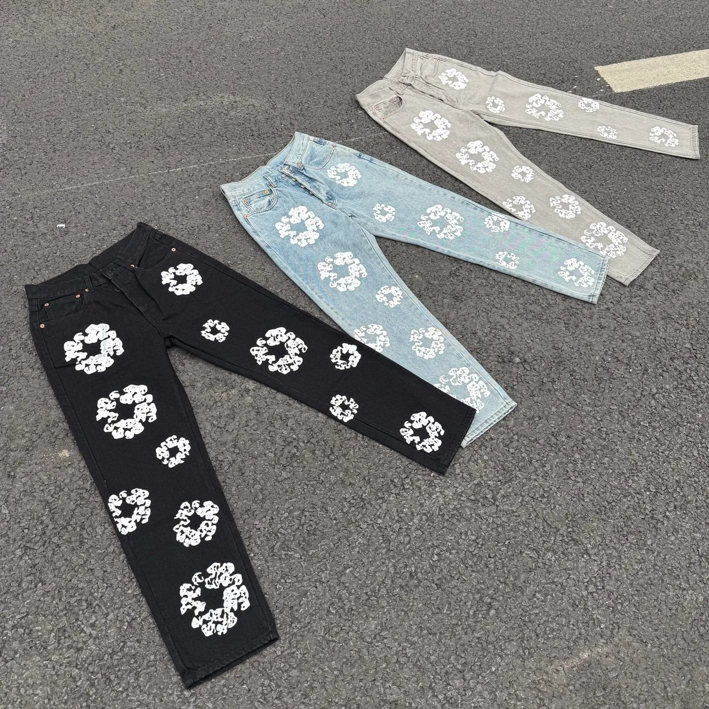#8197 P220💰 DENIM TEARS Kapok American niche brand printed washed straight jeans. Produced by a major washed factory. Full of high-end feel. Knee part destroyed design with patchwork design. Already used as facade design. Leather waist nameplate. The focus of this style is not on washing, but on the destroyed shape and version. The secret lies in the craftsmanship of the master. The cost of post-production grinding, machining, knife cutting, etc. is far beyond comparison with assembly line products. Color: black, blue, gray. Size: 28-36 (corresponding to S-XXL)